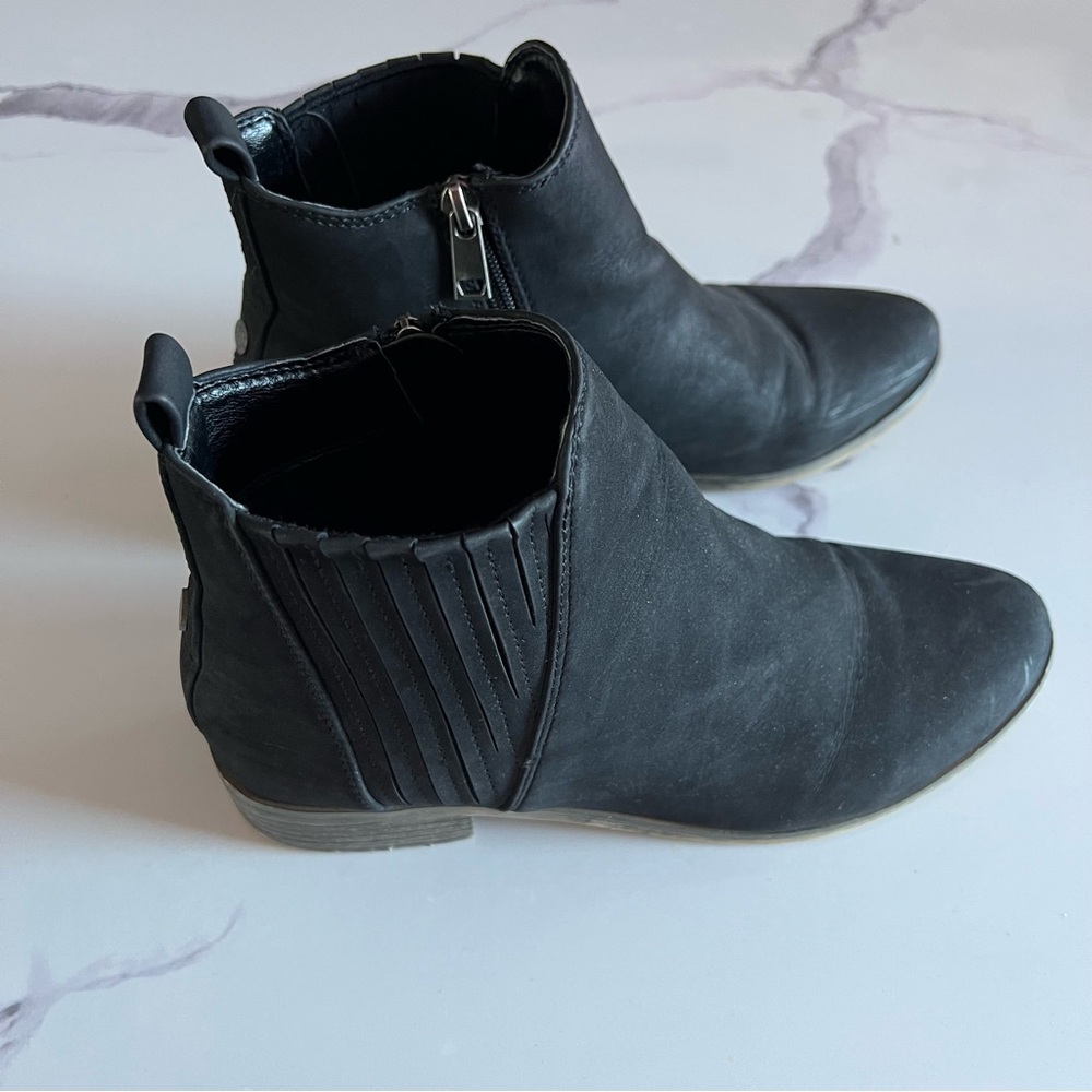 LIKE NEW — Black ankle boots